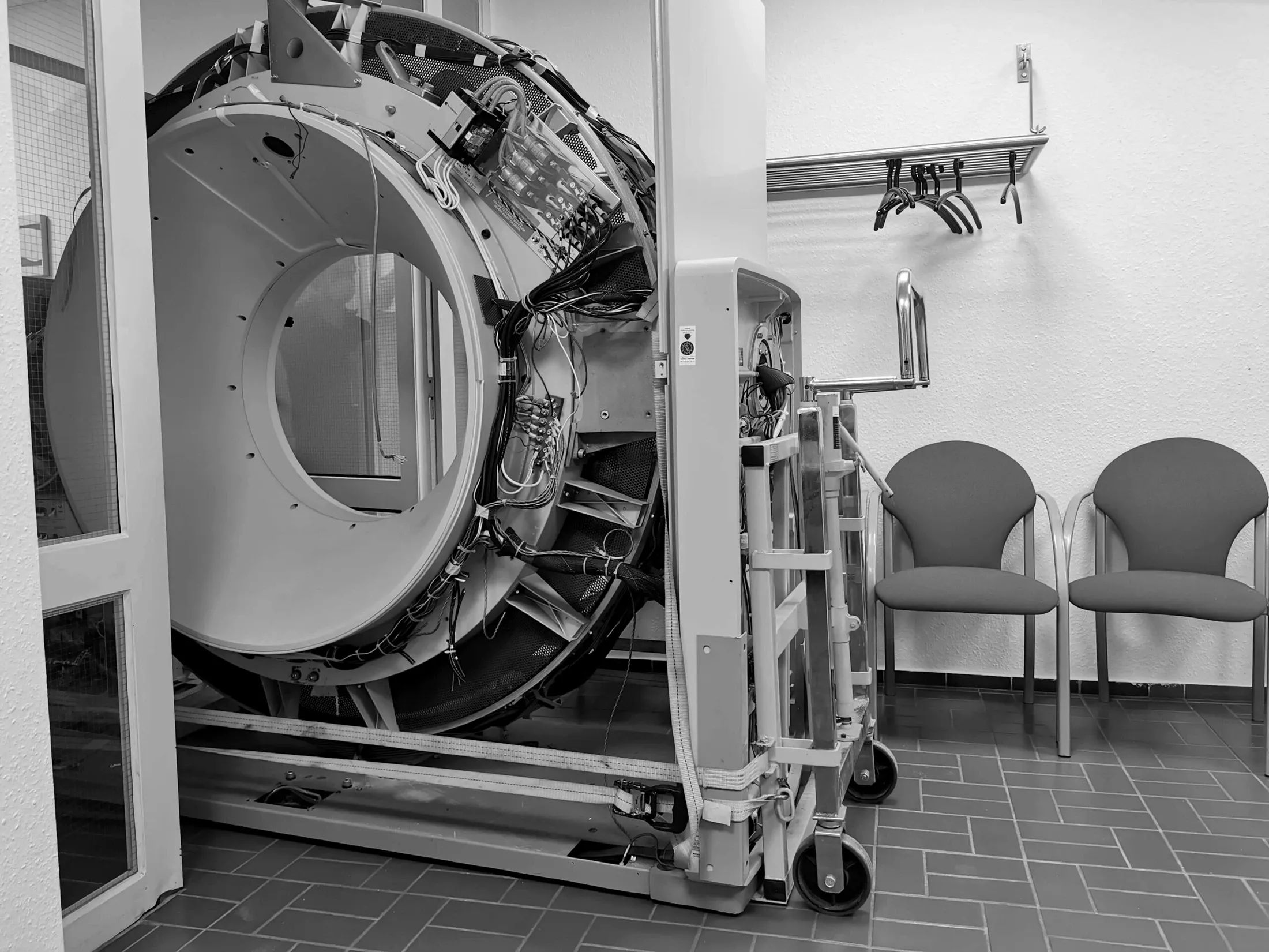Freigestelltes MRT-System in einem Klinikraum, bereit zur Begutachtung