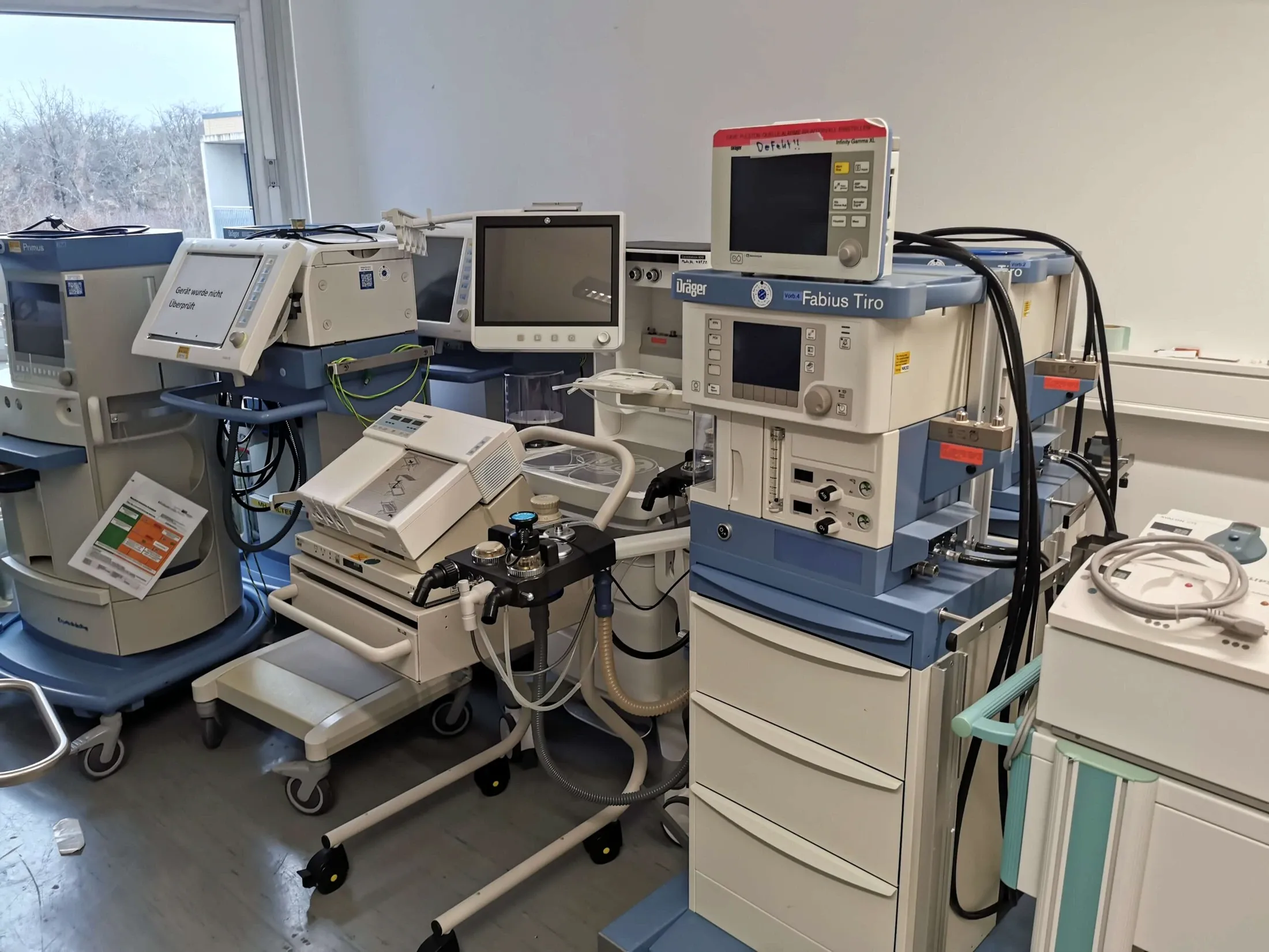 Gebrauchte medizinische Geräte mit Dräger Fabius Tiro Anästhesiegerät und Monitoren in einem Lagerraum